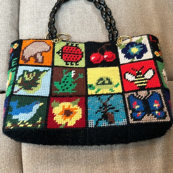 Cottage Core Granny needlepoint crochet vintage handbag with wood handles - Picture 8 of 10